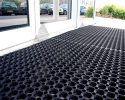 Коврик грязезащитный резиновый с отверстиями Домино, толщина 12 мм - фото 21100